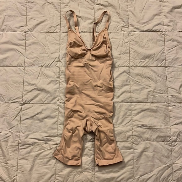 SKIMS Intimates & Sleepwear Skims Sculpting Bodysuit Mid Thigh W